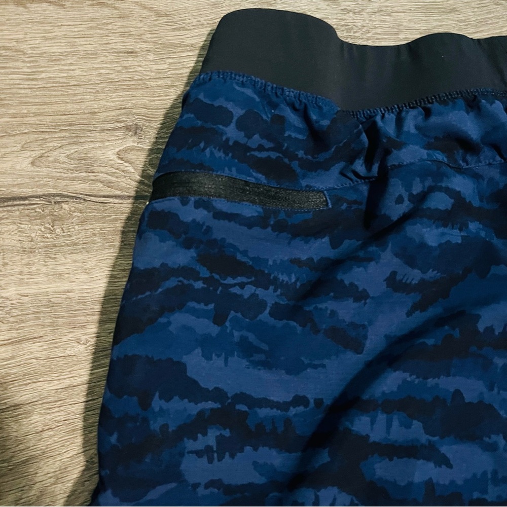 FABLETICS Men’s Blue/Black Camo The Franchise Shorts 7” Sz Large Gym Running - Picture 7 of 8